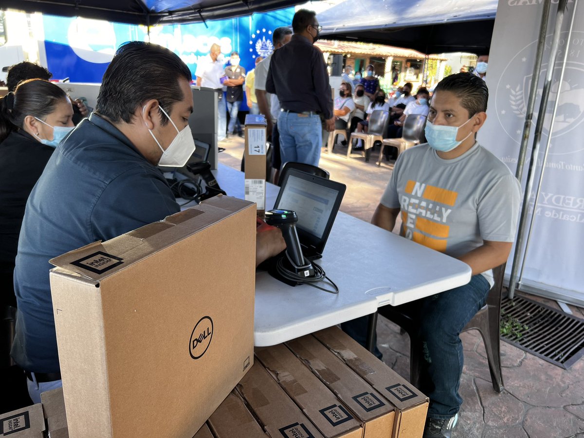 SantoTomassv's tweet photo. ✅ Nuestro alcalde @fredyayalaNI hizo la segunda entrega de computadoras laptops gracias a nuestro presidente @nayibbukele y el @EducacionSV. https://t.co/ZmQA4xZRYv
