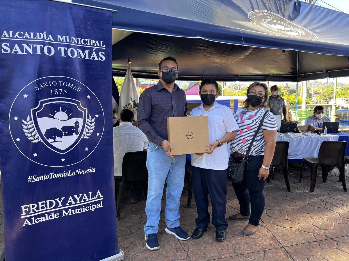 SantoTomassv's tweet photo. ✅ Nuestro alcalde @fredyayalaNI hizo la segunda entrega de computadoras laptops gracias a nuestro presidente @nayibbukele y el @EducacionSV. https://t.co/ZmQA4xZRYv