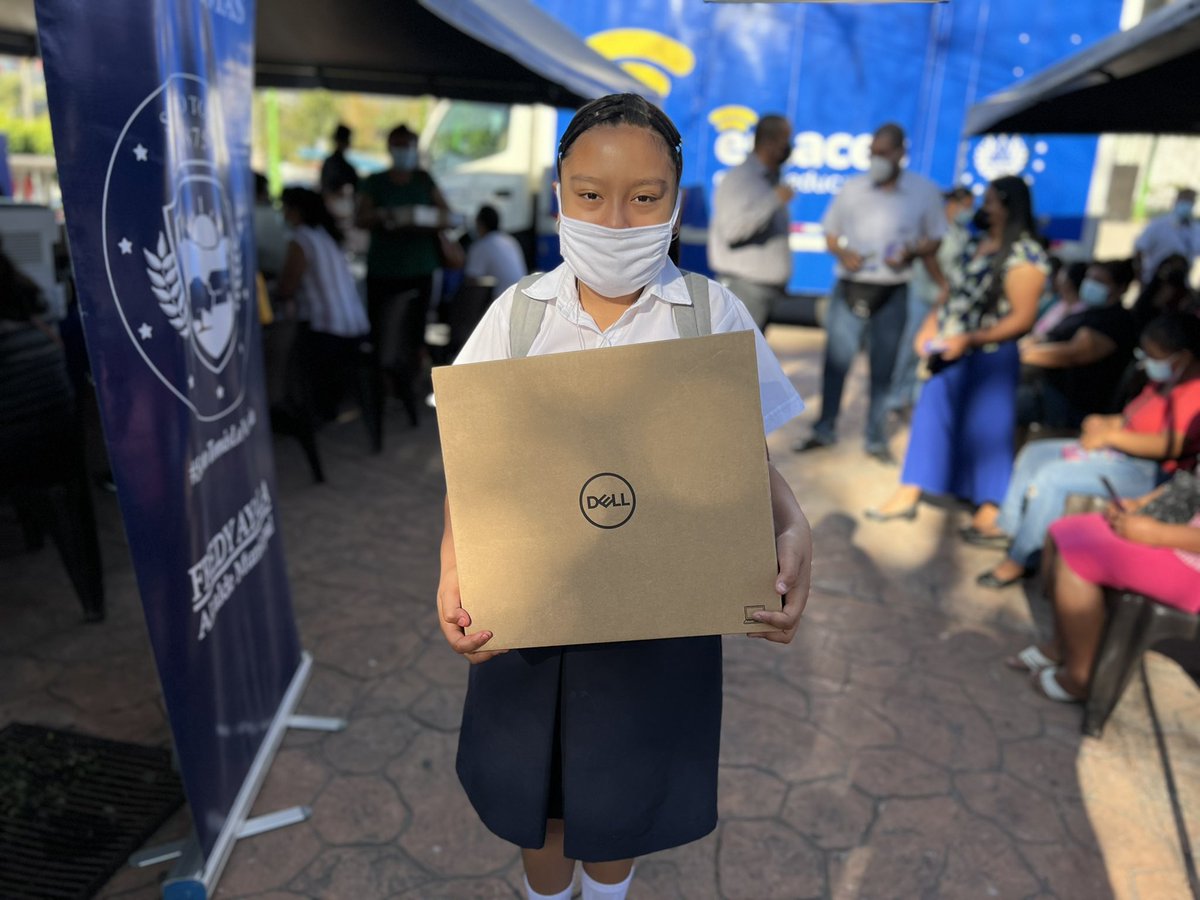 SantoTomassv's tweet photo. Niños y jóvenes del Centro Escolar Dr. Antonio Díaz de Colonia Morán fueron beneficiados en esta entrega para mejorar en su desarrollo educativo.

#SantoTomásLoNecesita https://t.co/ZL9dl39yzS