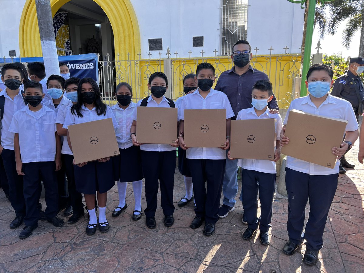 SantoTomassv's tweet photo. Niños y jóvenes del Centro Escolar Dr. Antonio Díaz de Colonia Morán fueron beneficiados en esta entrega para mejorar en su desarrollo educativo.

#SantoTomásLoNecesita https://t.co/ZL9dl39yzS