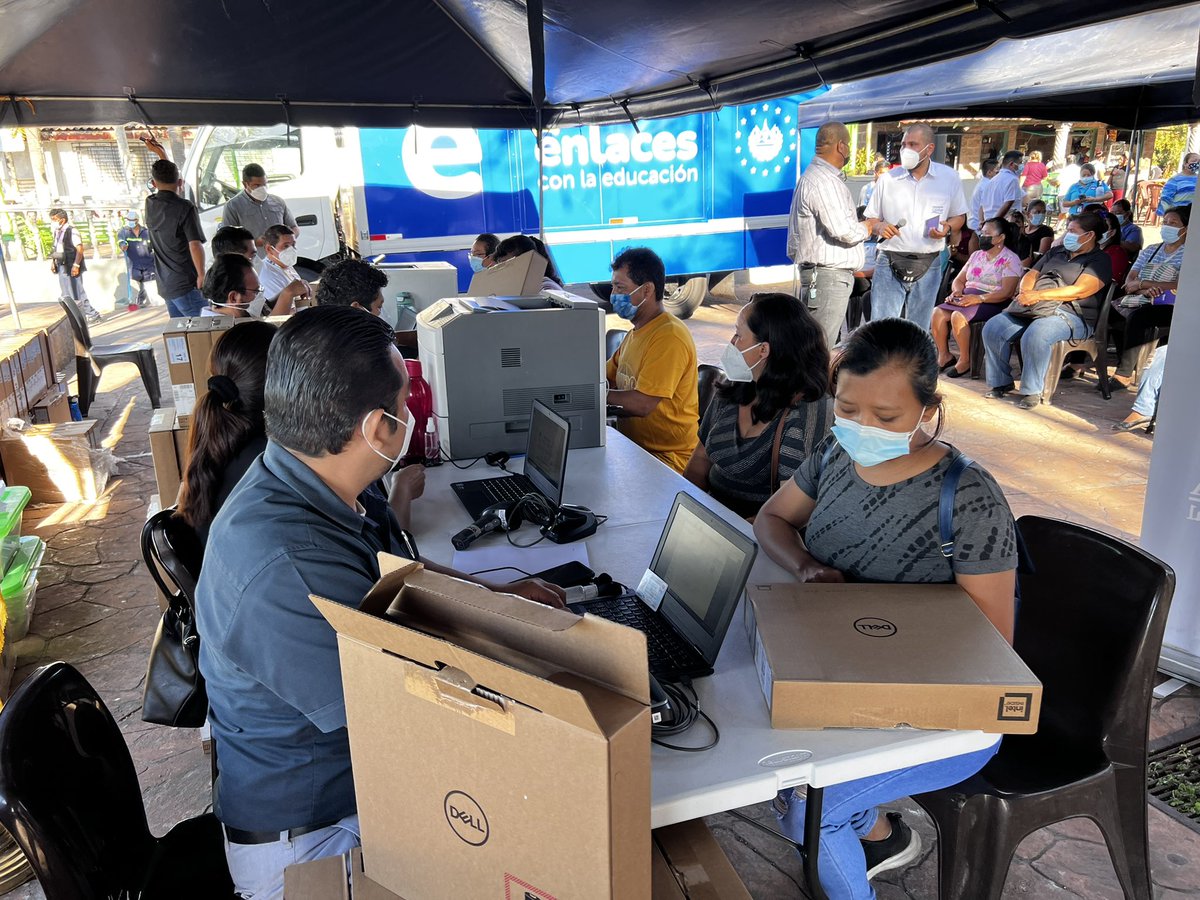 SantoTomassv's tweet photo. Niños y jóvenes del Centro Escolar Dr. Antonio Díaz de Colonia Morán fueron beneficiados en esta entrega para mejorar en su desarrollo educativo.

#SantoTomásLoNecesita https://t.co/ZL9dl39yzS