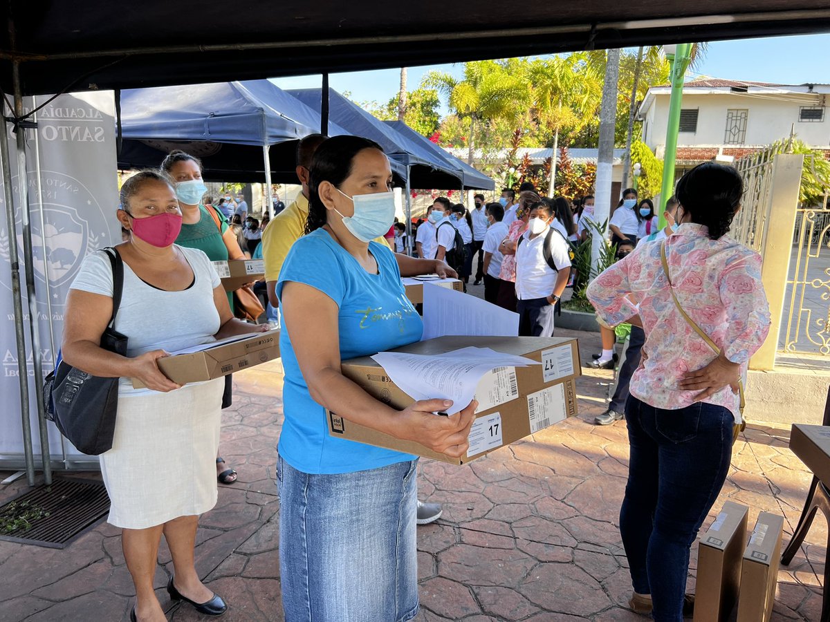 SantoTomassv's tweet photo. Niños y jóvenes del Centro Escolar Dr. Antonio Díaz de Colonia Morán fueron beneficiados en esta entrega para mejorar en su desarrollo educativo.

#SantoTomásLoNecesita https://t.co/ZL9dl39yzS