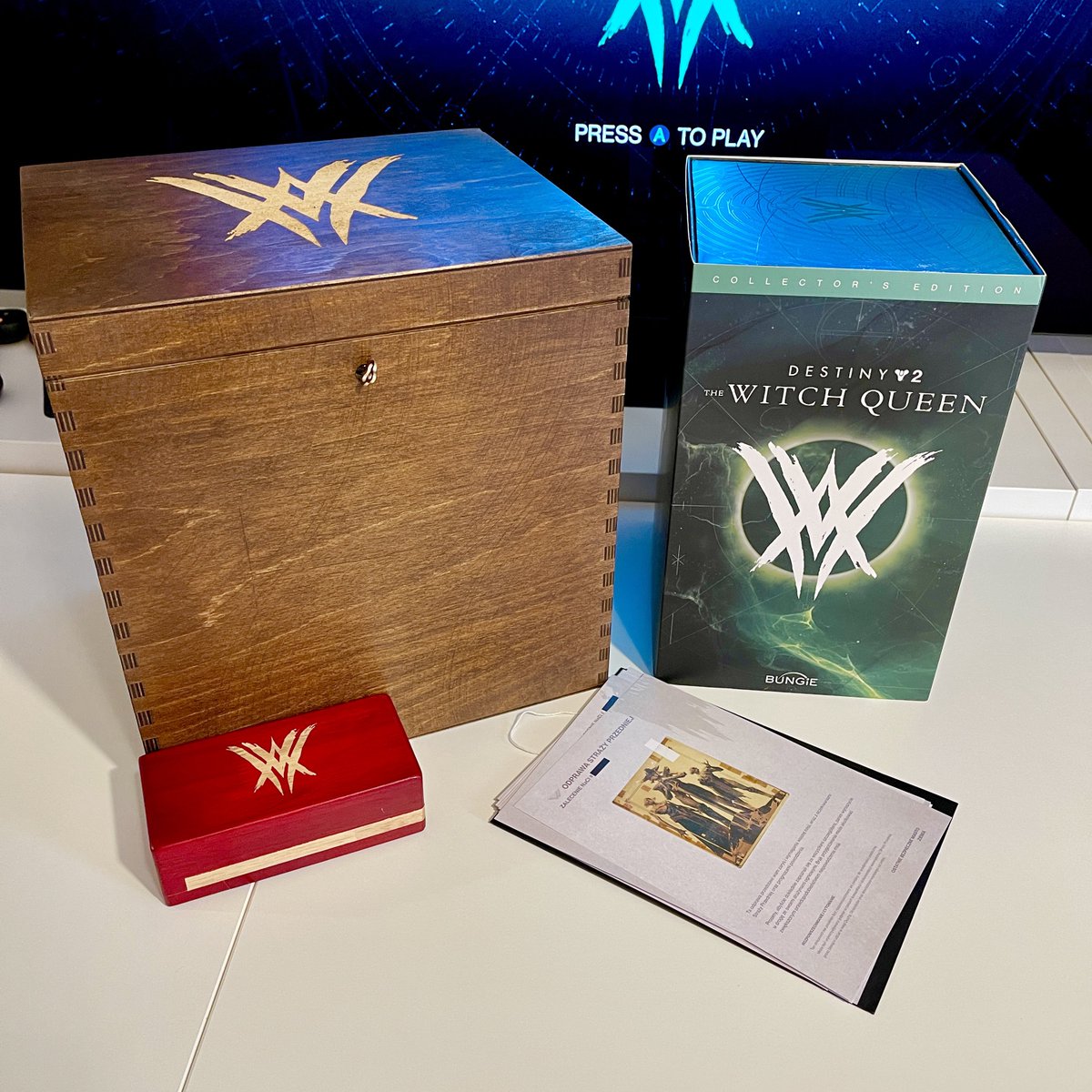 doombek's tweet image. #CaseSolved Kluczyk z małego pudełka otwierał duże pudełko. W dużym pudełku była za to przepiękna kolektorka dodatku #KrólowaWiedźma. Ufoludek na ładowaniu, naklejeka trafiła na MacBooka, a ja wracam kończyć kampanię (jest osom!) 

Thx @DestinyTheGame @Bungie @CenegaPolska