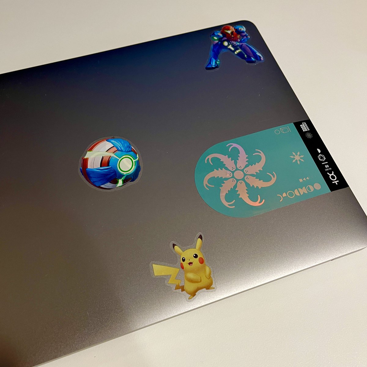 doombek's tweet image. #CaseSolved Kluczyk z małego pudełka otwierał duże pudełko. W dużym pudełku była za to przepiękna kolektorka dodatku #KrólowaWiedźma. Ufoludek na ładowaniu, naklejeka trafiła na MacBooka, a ja wracam kończyć kampanię (jest osom!) 

Thx @DestinyTheGame @Bungie @CenegaPolska