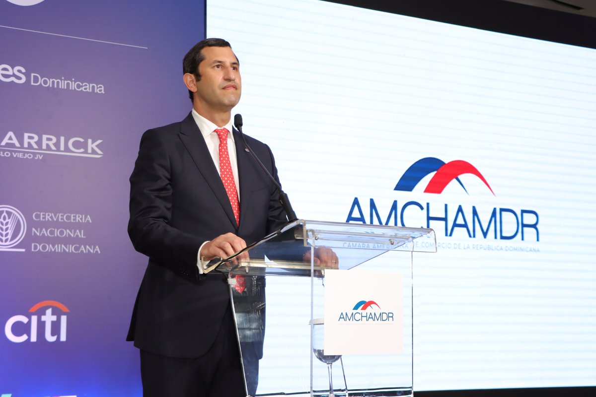 AMCHAMDR's tweet photo. Roberto Herrera, presidente de AMCHAMDR:“La relación económica con los Estados Unidos se fortalece con el pasar de los años y para que tengan una idea, permítanme brindarles estos datos”.

#AmchamDR #Conectar #Representar #AmchamDREncounter #VíctorBisonó
@rherrerap001 https://t.co/CL16brYMI9