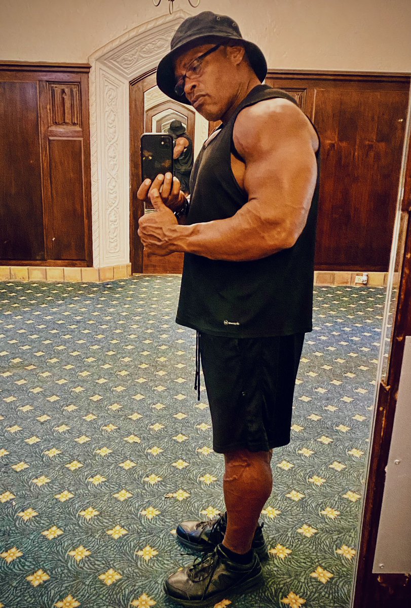 actorrexbaker's tweet image. Steady as she blows! 🎬💪🏽🎬

Everytime I look around this guy is following me! 😂

#selfie #mebeingme