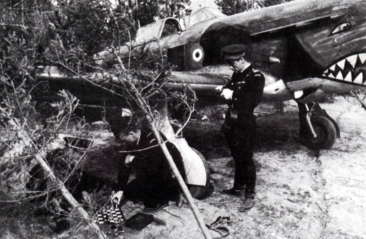 Andegemon's tweet photo. Sous l'aile d'un Yak-1, des pilotes français du 1er Régiment de chasse « Normandie-Niémen » jouent aux échecs. 1943

#Histoire #Photographie #Philosophie #Aviation
#Échecs #Шахматы #France #Russie #Stratégie https://t.co/muX7A9llJZ