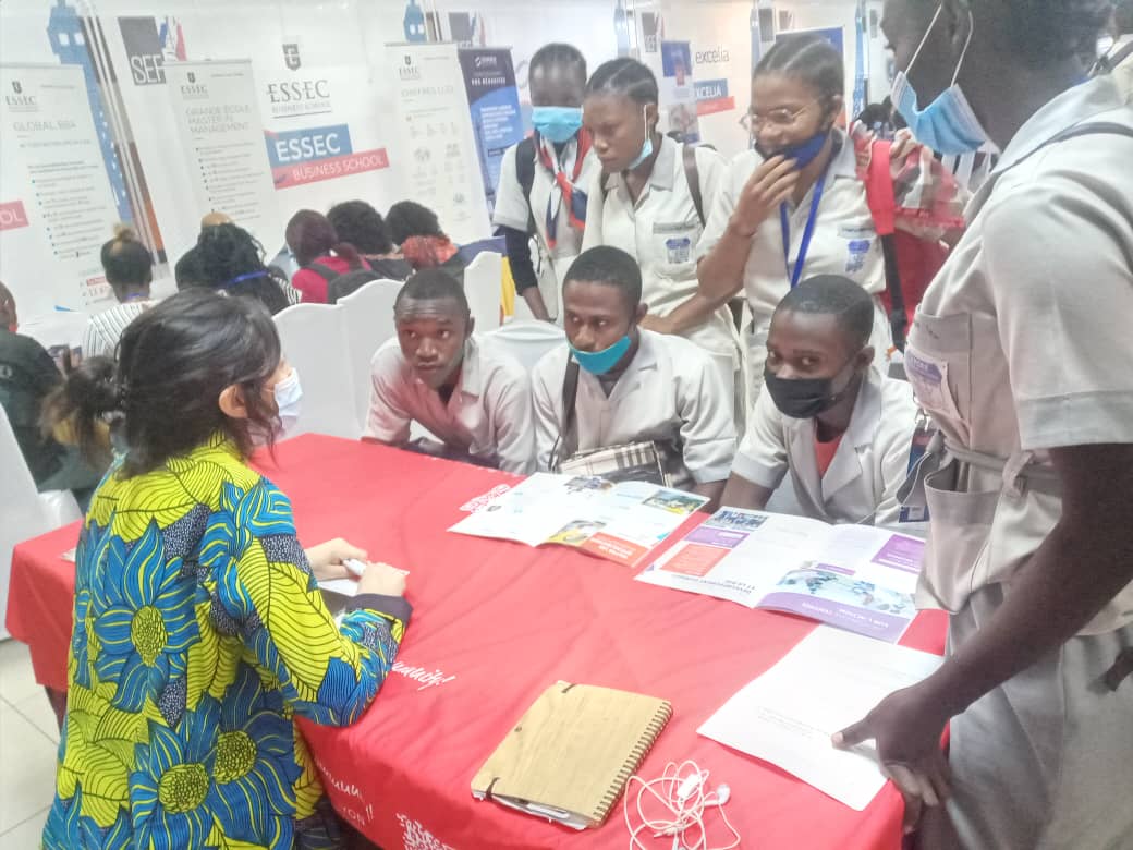 Notre tournée <a href="/ESSCA_Ecole/">ESSCA</a> au #Cameroun 🇨🇲 s'achève. Nous avons 👋 nos collègues et étudiants de la #prepavogt à #Yaoundé et nous sommes partis à votre rencontre pour des sessions d'information à #Douala 
🤝Merci pour votre confiance
👉 candidature.essca.fr 
<a href="/CampusFranceCam/">CampusFrance Cameroun</a>