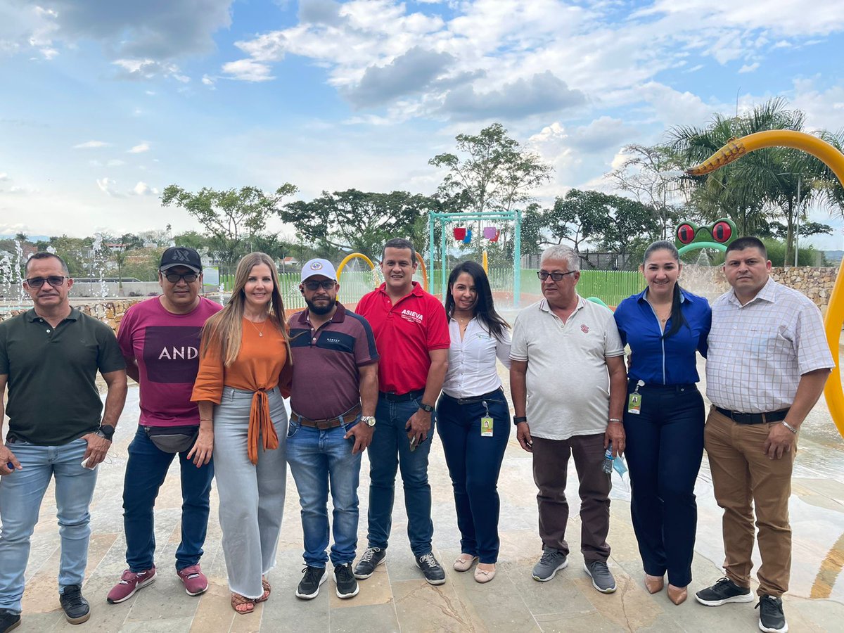 SunetTulua's tweet photo. Directivos  Comfenalco y Sindicatos - Juntos Construyendo Bienestar. Nuestro reconocimiento 
Una obra hecha realidad - Club Deportivo la Rivera Comfenalco Tuluá, maravilloso para compartir en familia en medio de la naturaleza. Para el Servicio de los Trabajadores y sus Familias. https://t.co/ZxoYgMqSJd