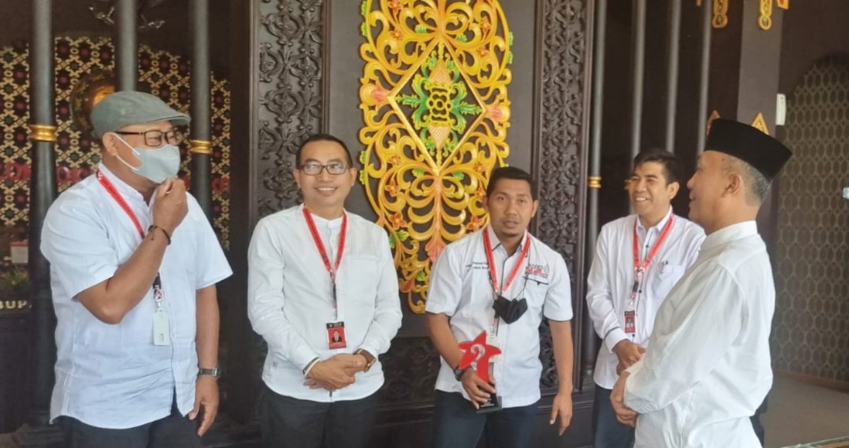 rasidibragi's tweet photo. Bersama Bupati Lombok Barat H. Fauzan Khalid dan Dewan Pengawas Penyiaran SGM FM Minardi dan Busyairi. https://t.co/gd5ZGKIOIF