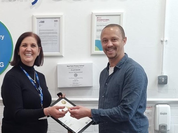 haringeycouncil's tweet photo. The Deputy Leader &amp; Cabinet Member for the #Environment, #Transport &amp; the #ClimateEmergency, Cllr @mikehakata, has paid a visit to @NoelParkSch_N22 to present them with a #Gold certificate for their incredible work on the #TfL #Stars scheme.

Congrats to all at the school! 🥇👏👍 https://t.co/ToIR22YwcM