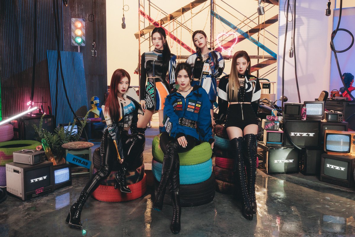 ITZYelite's tweet photo. "Voltage" is a speedy and energetic song based on rap and with rock sound. 🤘🏍️

ITZY VOLTAGE IS COMING
#ITZY_JAPAN_1ST_SINGLE #ITZY https://t.co/XpD1dW26mO