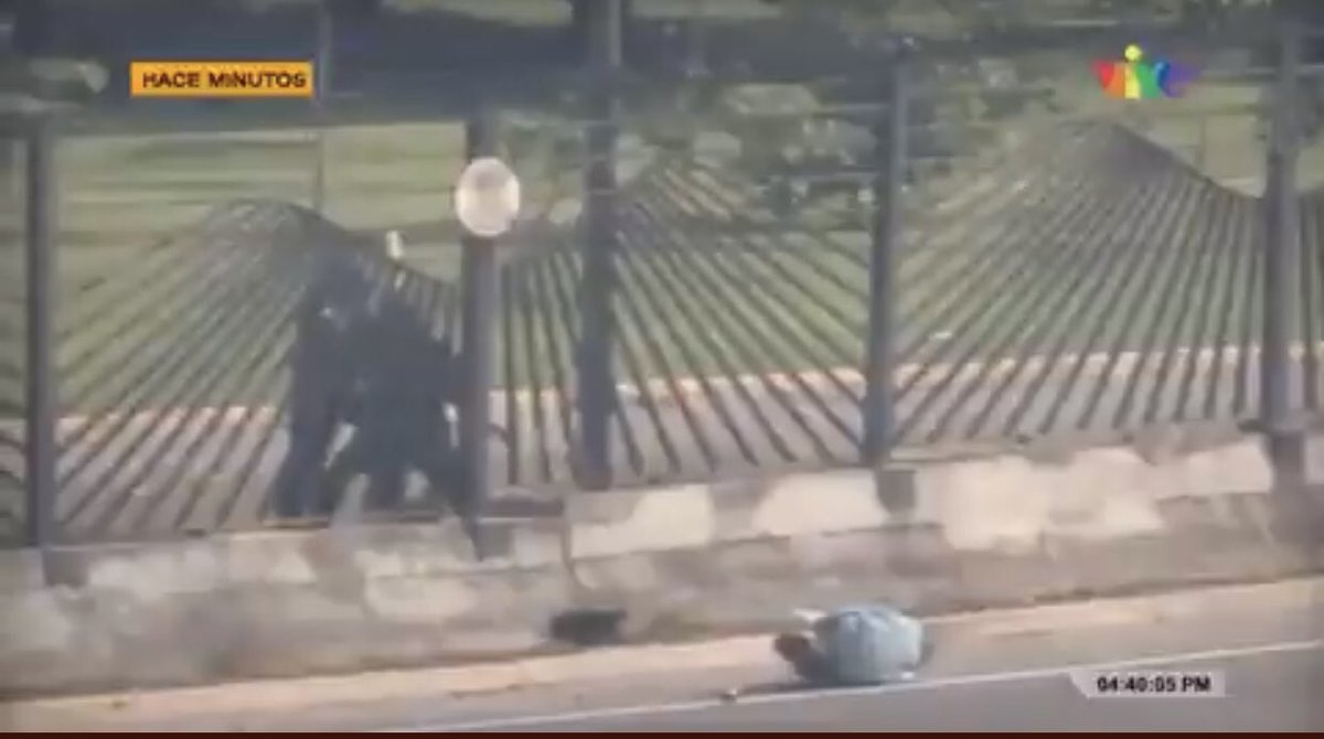 joseantonetti's tweet photo. Pequeña diferencia, no. David Vallenilla protestando con escudo de cartón, militar a quema ropa. Helicóptero quemándose con militar adentro, civil jugándose la vida para salvarlo. 🤷‍♂️ https://t.co/M9YpxNss2M