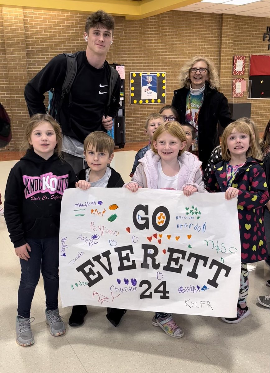 DadeCoBball's tweet photo. Hard to keep a BIG secret but our guys were surprised to see who showed up for our send off yesterday. Thank you @ugablevinsdawgs &amp; the rest of @DadeElementary kindergarten staff &amp; students for your support &amp; the excitement you created. #OneDade 
@DadeWolverines https://t.co/hSkd2rMzcg