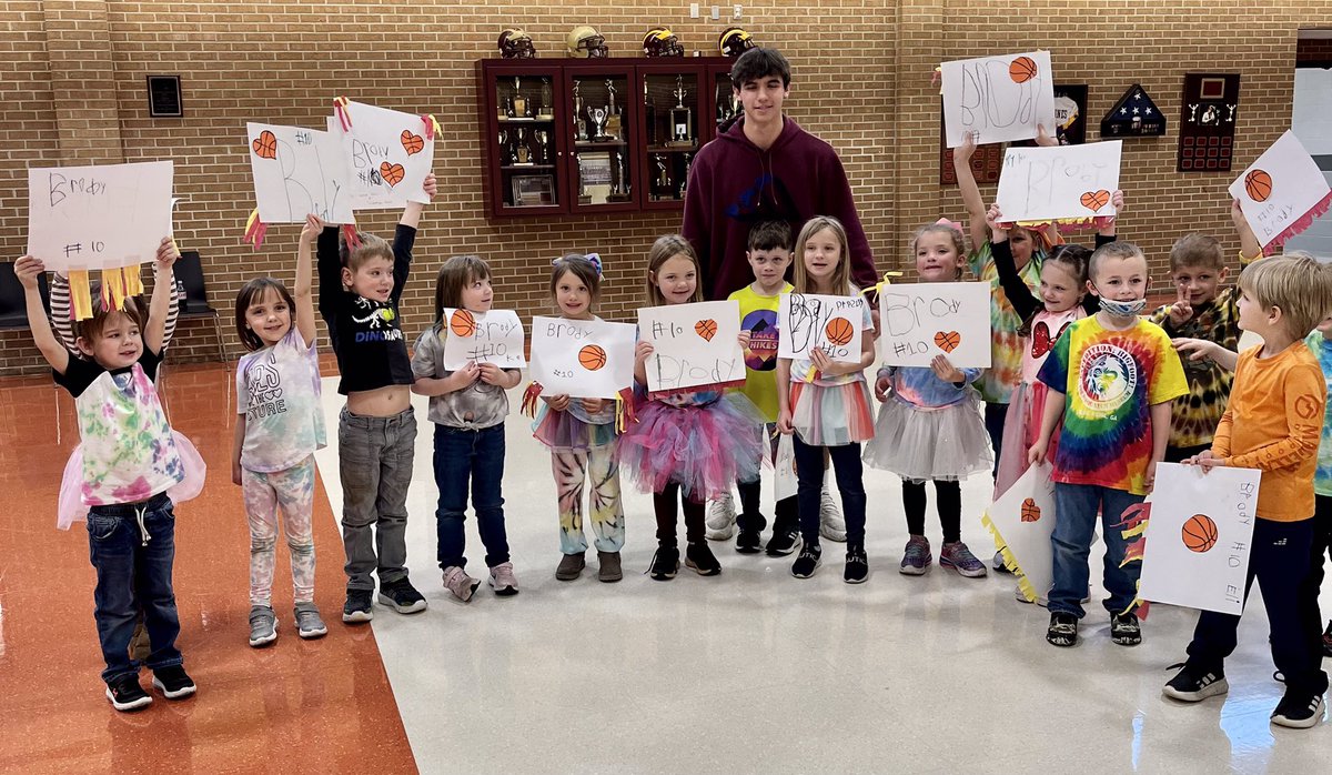 DadeCoBball's tweet photo. Hard to keep a BIG secret but our guys were surprised to see who showed up for our send off yesterday. Thank you @ugablevinsdawgs &amp; the rest of @DadeElementary kindergarten staff &amp; students for your support &amp; the excitement you created. #OneDade 
@DadeWolverines https://t.co/hSkd2rMzcg