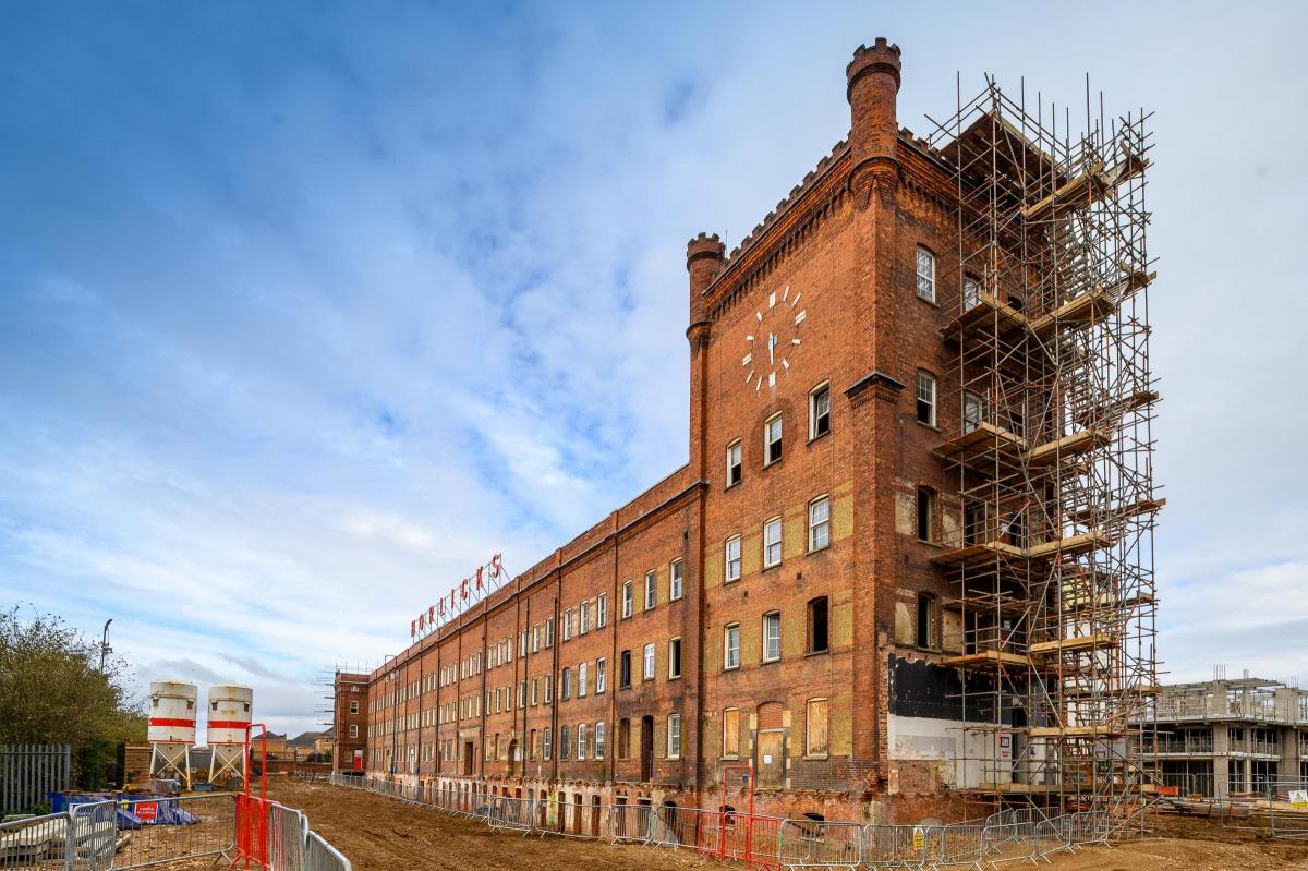 GrimsbyDocks's tweet photo. The former #HorlicksFactory currently undergoing mixed-use redevelopment in Slough, delivering up to 1,300 new homes and creating a new neighbourhood with resorted heritage buildings rooting the scheme in its historic context. #factoryconversion https://t.co/53oUYNRRXd