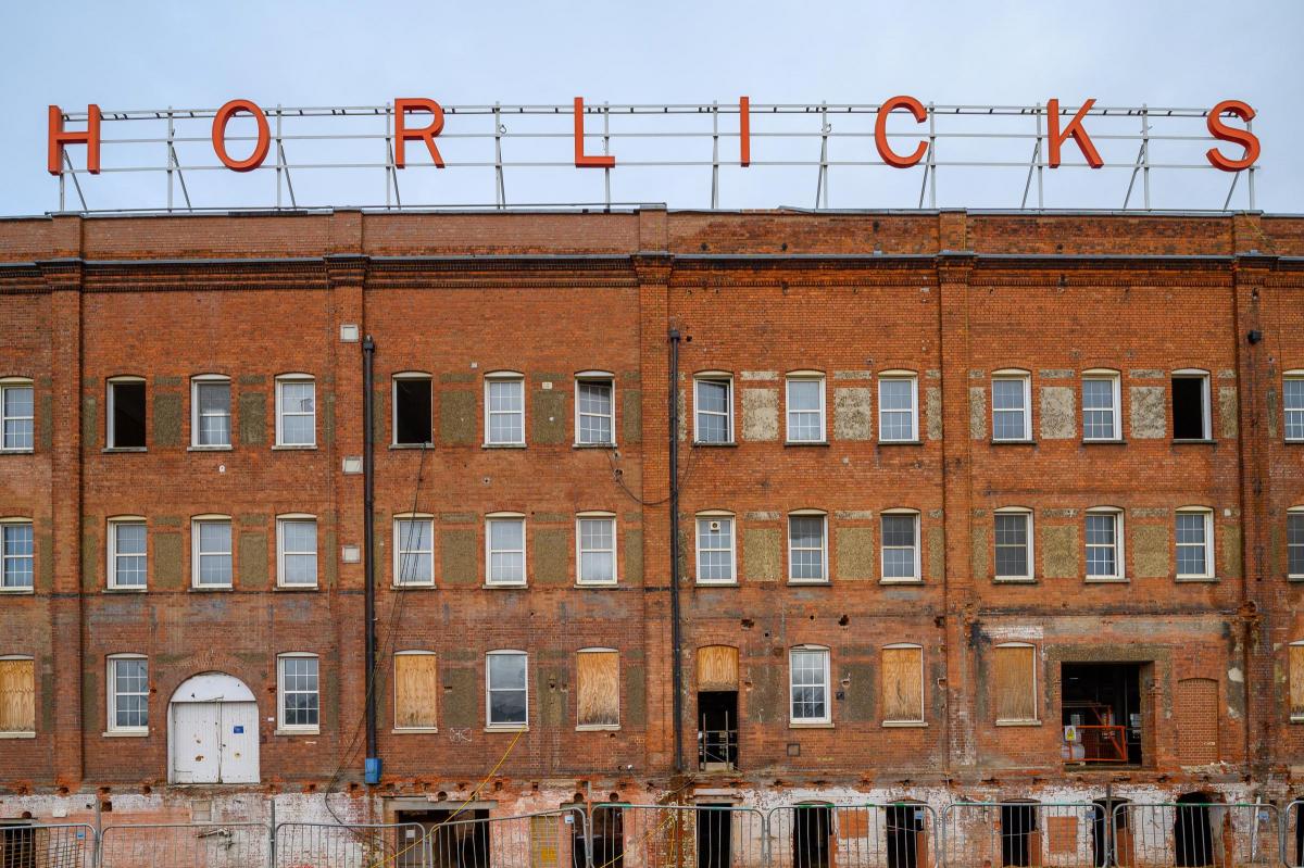 GrimsbyDocks's tweet photo. The former #HorlicksFactory currently undergoing mixed-use redevelopment in Slough, delivering up to 1,300 new homes and creating a new neighbourhood with resorted heritage buildings rooting the scheme in its historic context. #factoryconversion https://t.co/53oUYNRRXd