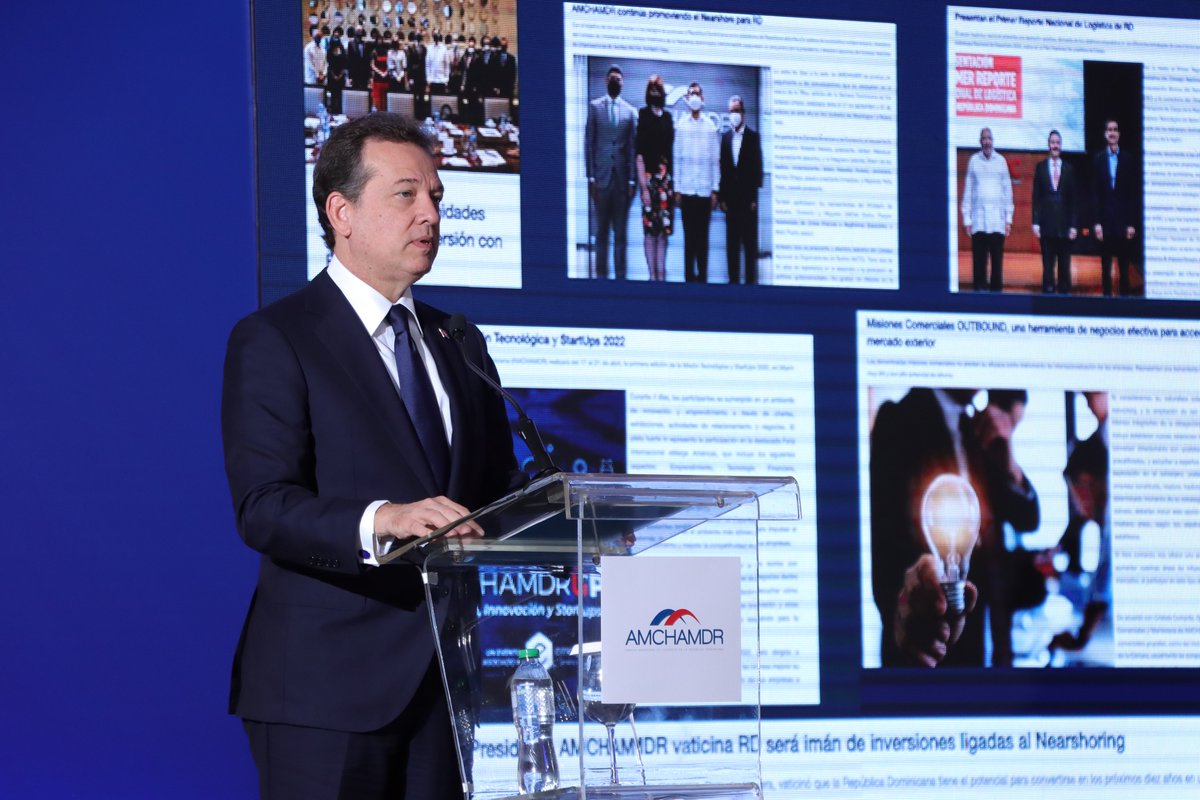 AMCHAMDR's tweet photo. Víctor Bisonó, ministro de Industria, Comercio y Mipymes:“La industria, el comercio y las MIPyMES son la columna vertebral sobre la cual nuestra economía se sustenta”.

#AmchamDR #Conectar #Representar #AmchamDREncounter #VíctorBisonó
@itobisono https://t.co/uTG05OiPoH