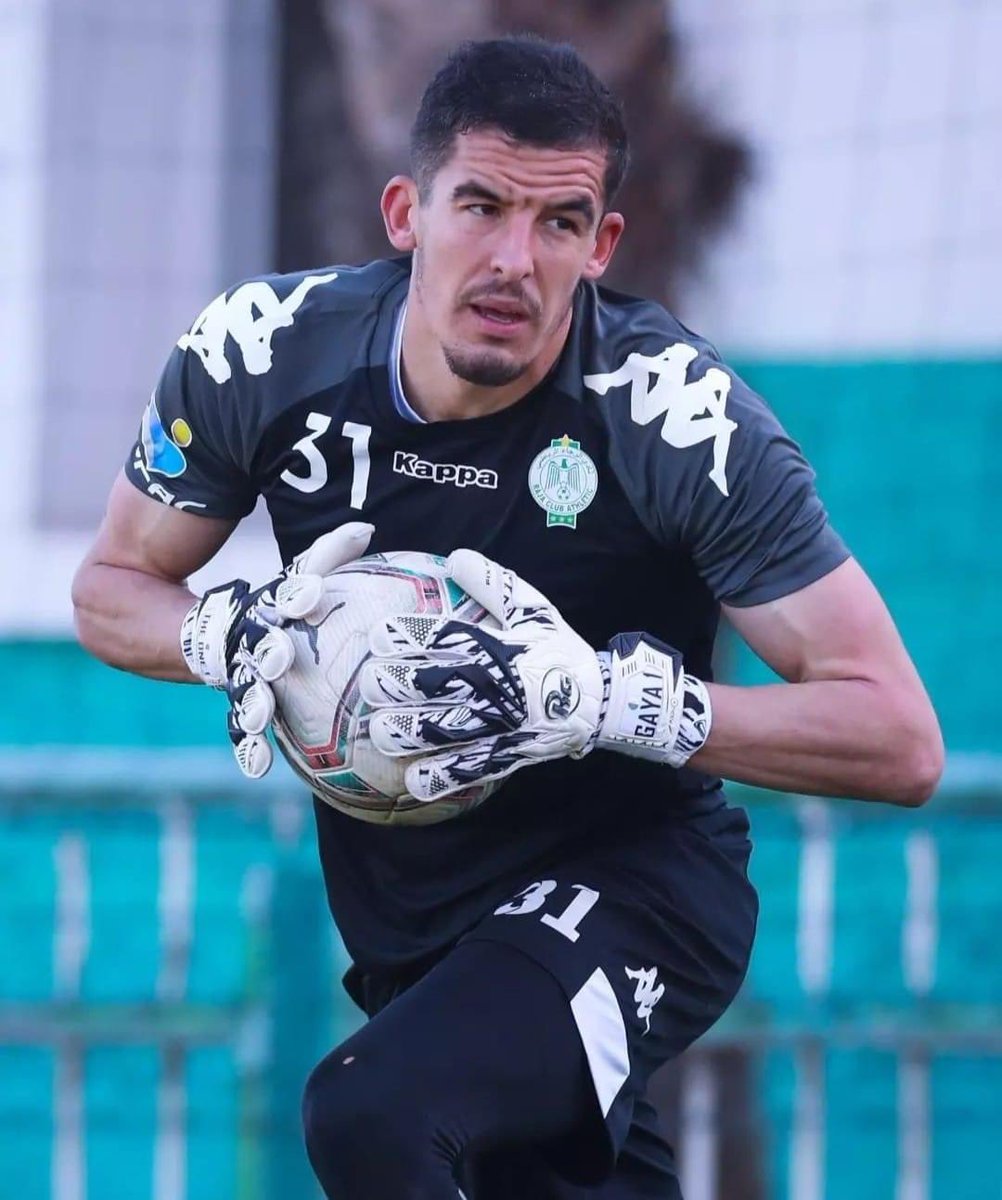LGDFennec's tweet photo. Débuts réussis avec le Raja Casablanca 🇲🇦 pour le gardien algérien Gaya Merbah 🇩🇿👌 ! 

>> Un penalty arrêté et un clean sheet pour une victoire 1-0 à l’extérieur! 
L’ancien portier du CRB s’est montré décisif 😎💪 #Merbah #TeamDZ #Raja https://t.co/gLmwM0ZvBM