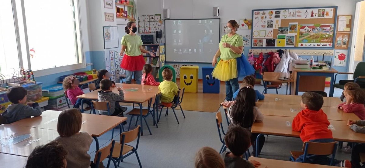 CEIPCARMBURG's tweet photo. En el Carmen de Burgos se ha trabajado los residuos con el programa "EcoResiduos: Reduce y Separa"lo tenemos claro: hay que reciclar para ayudar al planeta.Este alumnado nuestro futuros adultos responsables con el medio ambiente lo saben.Esto dice mucho de alumnado y de familias https://t.co/Fl5pGnsHex