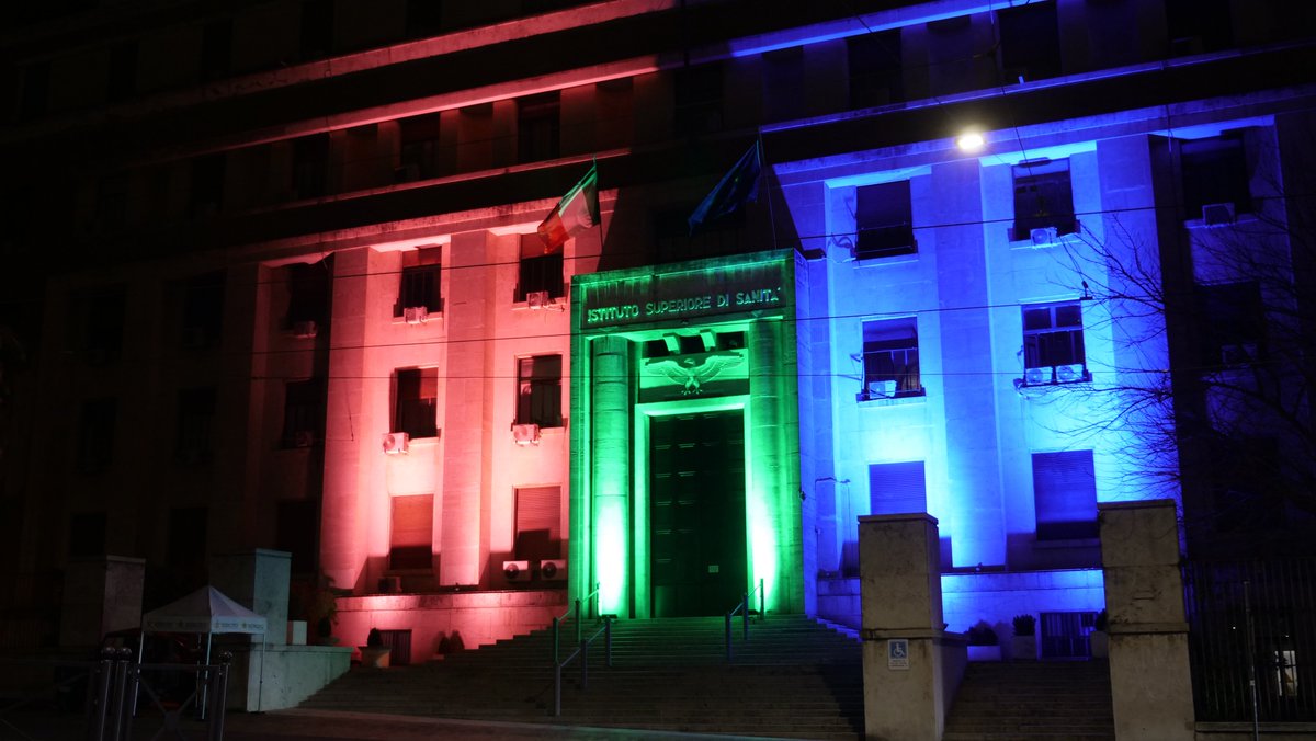 istsupsan's tweet photo. 🎗️I tre colori del #RareDiseaseDay – rosa, verde, azzurro - illuminano fino al 28 febbraio la facciata dell'ISS, in segno di solidarietà con i #malatirari di tutto il mondo

🔎Notizia👇
https://t.co/b3kO905WS7
#malattierare #RarInsieme https://t.co/XV5Z2YDaDj
