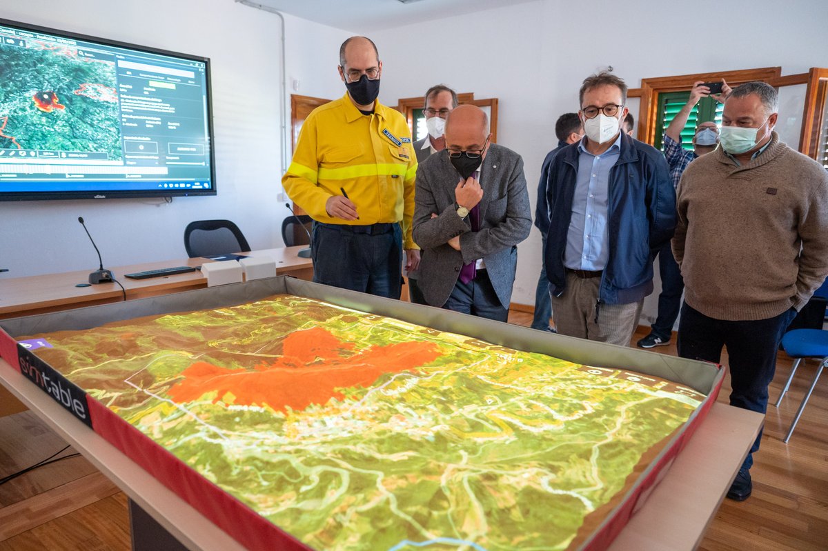 GranCanariaCab's tweet photo. Sumamos fuerza en la lucha contra #incendios. 🔥
Desde el proyecto #Alertagran, ponemos en marcha un sistema inteligente pionero en la Unión Europea que detecta conatos por cámaras infrarrojas y prevé el comportamiento del fuego gracias a un software especializado. https://t.co/F0vylEWNX4