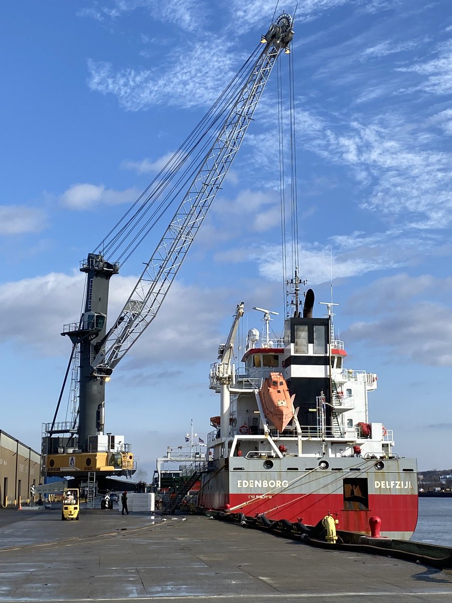 It’s a perfect morning to offload #woodpulp from <a href="/RoyalWagenborg/">Royal Wagenborg</a>. #hudsonriver, #maritime #albanyny