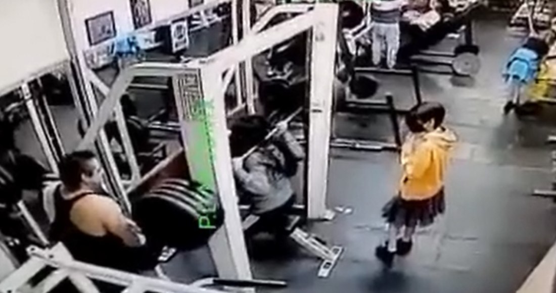 SinEmbargoMX's tweet image. VIDEO FUERTE: Mujer muere al caerle una pesa de 180 kilos en un gimnasio de la CdMx sinembargo.mx/23-02-2022/412…