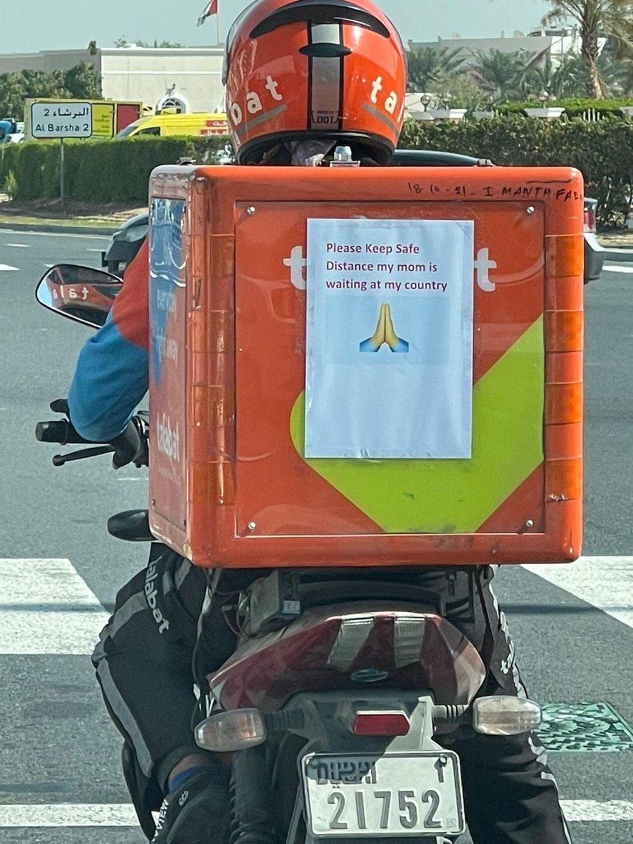 Jajassim7's tweet image. الرحمة 👍 
مكتوب " من فضلك حافظ على مسافة امان . امى فى انتظارى فى بلدى " 🥺