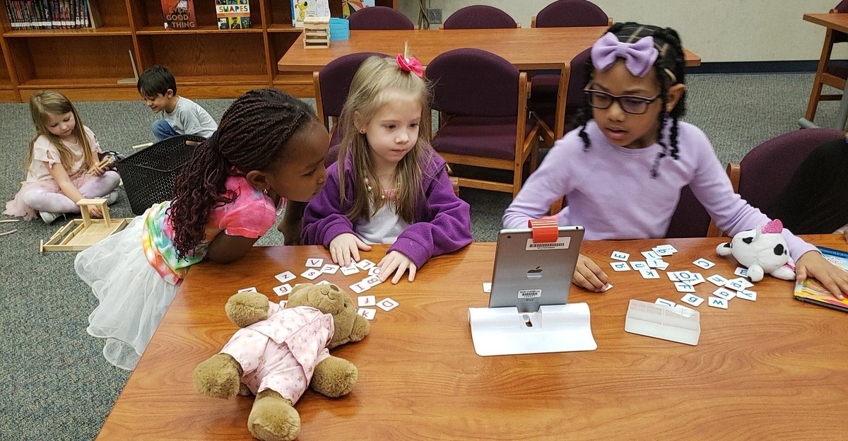 LindoraBiggers's tweet photo. We love library day! Exploring new stations with Mrs. McNally! @amcnallyMRS #minshewcolts https://t.co/viKcEcCbe0