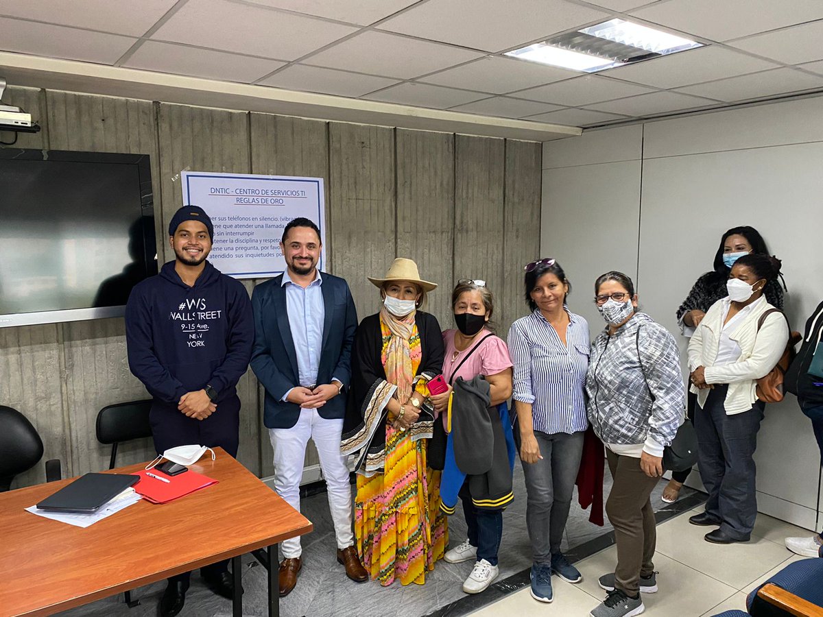 AnaConcomindaba's tweet photo. Gracias Sra. Ministra @mariabrownp por considerarnos a los #Artesanos #Textil en la #ReactivaciónEconómica del #EcuadorDelEncuentro nos aumentaron el Presupuesto y confeccionaremos el Kits de 6 Prendas Gracias #FEDARTEG #ArtesanosUnidos @EcuadorCut @LassoGuillermo @AndresChiriEC https://t.co/WX8ENnemTz