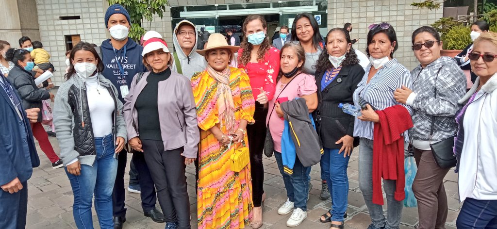 AnaConcomindaba's tweet photo. Gracias Sra. Ministra @mariabrownp por considerarnos a los #Artesanos #Textil en la #ReactivaciónEconómica del #EcuadorDelEncuentro nos aumentaron el Presupuesto y confeccionaremos el Kits de 6 Prendas Gracias #FEDARTEG #ArtesanosUnidos @EcuadorCut @LassoGuillermo @AndresChiriEC https://t.co/WX8ENnemTz