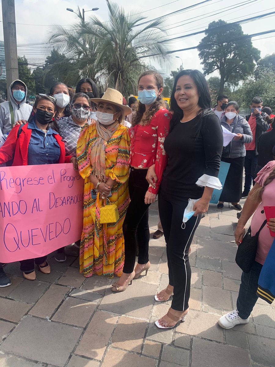 AnaConcomindaba's tweet photo. Gracias Sra. Ministra @mariabrownp por considerarnos a los #Artesanos #Textil en la #ReactivaciónEconómica del #EcuadorDelEncuentro nos aumentaron el Presupuesto y confeccionaremos el Kits de 6 Prendas Gracias #FEDARTEG #ArtesanosUnidos @EcuadorCut @LassoGuillermo @AndresChiriEC https://t.co/WX8ENnemTz