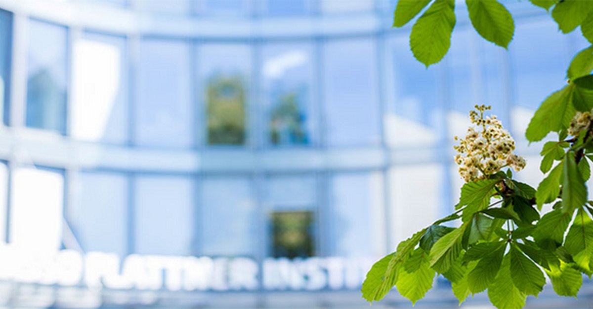 HPI_digitalblog's tweet image. 🔍Wie kann der zunehmende CO2-Fußabdruck der #Digitalisierung in 2022 verringert werden und welche Rolle spielt "Sustainability by Design"?
 
#CleanIT-Konferenz (30.03.22) @HPI_DE 
➡️ow.ly/fPbs50HQnB5

Bleibt am Ball mit dem #HPIDigitalBlog
⏩YouTube ow.ly/qaEi50HQnAV