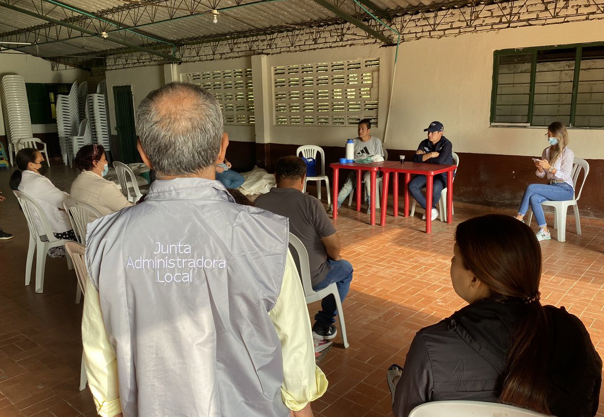 Cali_Participa's tweet photo. Ayudar al desarrollo y bienestar del territorio rural es un compromiso de la Administración Distrital. 

Nos reunimos con productores agrícolas del corregimiento La Castilla, para conocer sus problemáticas y aportar soluciones dentro de la transición de Cali Distrito.🌳🌇 https://t.co/Gs9iWU5MHh