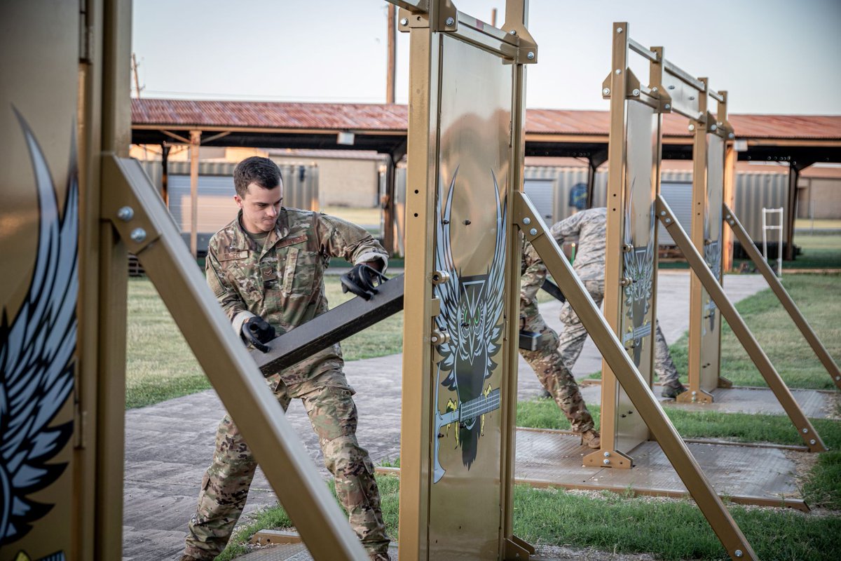 BeaverFitUSA's tweet photo. Busting through this week like...
#damstrong #breaching #specialoperationsequipment #tacticaltraining https://t.co/1OQf48tA64
