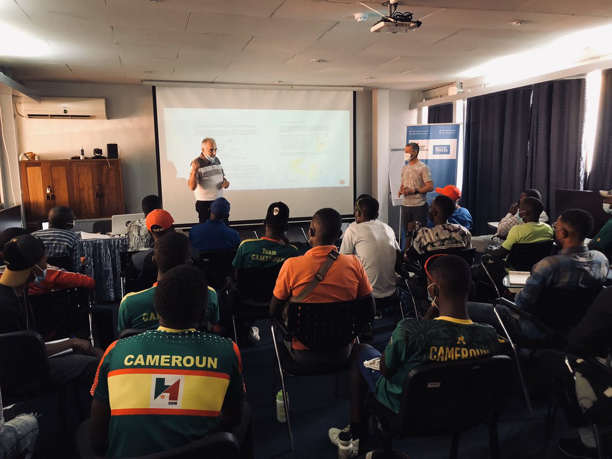 35 cyclistes 🇨🇲 suivent une formation de quatre jours dispensée par les entraîneurs René Pouget et Eric Corvaisier 🇫🇷 sur la préparation aux compétitions sportives et le rôle des encadreurs 🚴‍♂️