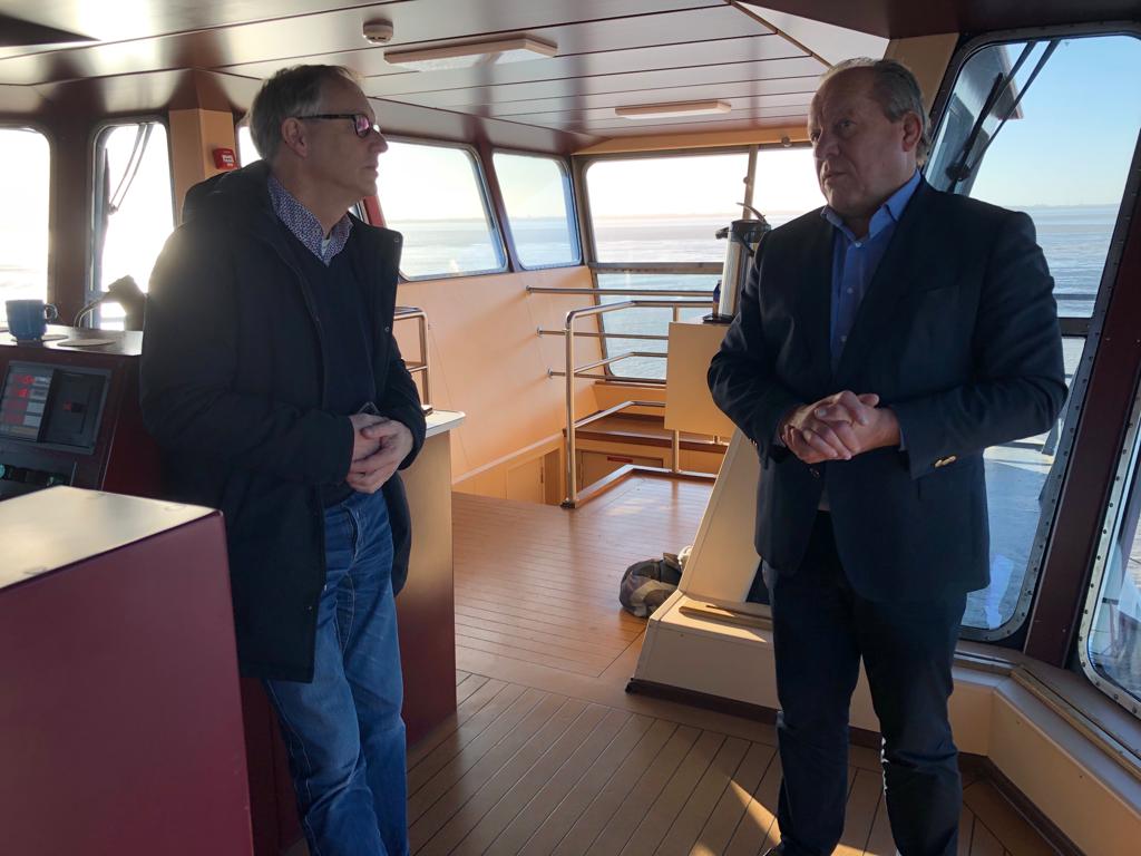 Door de directeur van Wagenborg, Ger van Langen, in de stuurhut bijgepraat over de vaarverbinding Holwerd Ameland. Hoe houd je de vaarverbinding duurzaam in stand?