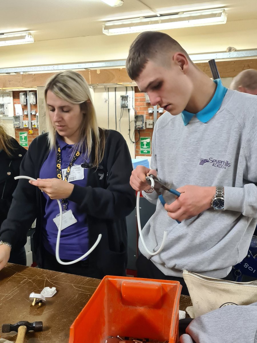 Sevenhills___'s tweet photo. KS4 participating in a Electrical Installation taster session @gifhe. Learning how to wire a plug
#learninganewskill #perseverance #teamworking https://t.co/KlAyfjIgXk