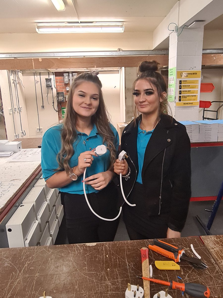 Sevenhills___'s tweet photo. KS4 participating in a Electrical Installation taster session @gifhe. Learning how to wire a plug
#learninganewskill #perseverance #teamworking https://t.co/KlAyfjIgXk