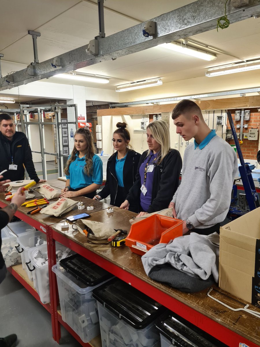 Sevenhills___'s tweet photo. KS4 participating in a Electrical Installation taster session @gifhe. Learning how to wire a plug
#learninganewskill #perseverance #teamworking https://t.co/KlAyfjIgXk