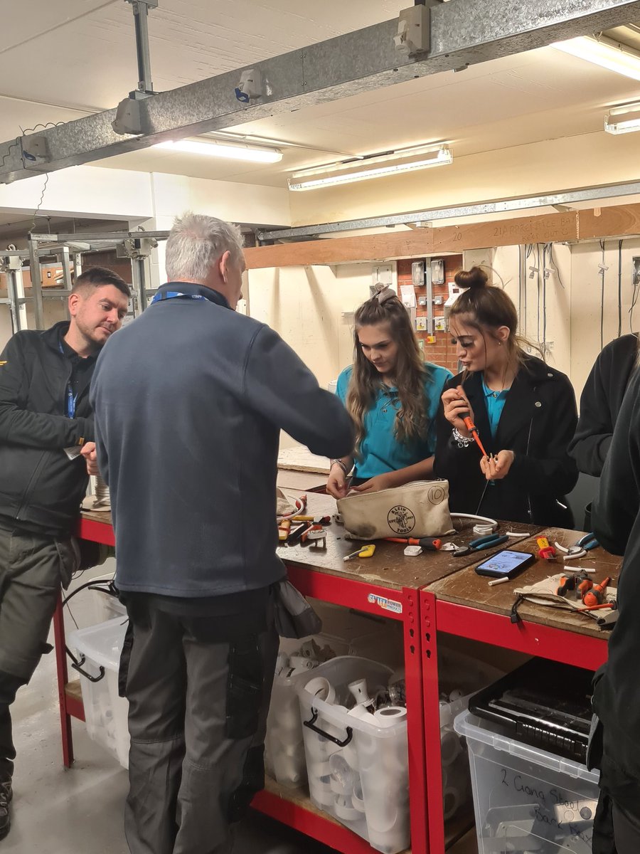 Sevenhills___'s tweet photo. KS4 participating in a Electrical Installation taster session @gifhe. Learning how to wire a plug
#learninganewskill #perseverance #teamworking https://t.co/KlAyfjIgXk