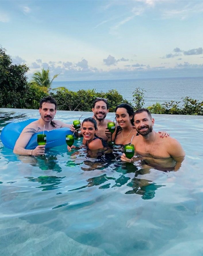 QGMarquezine's tweet photo. Bruna Marquezine em Itacaré com amigos ❤
#SddsReal #NadaSuperaAGenteJunto 

📸| Miguel Marsicano https://t.co/HZvdYvLSen