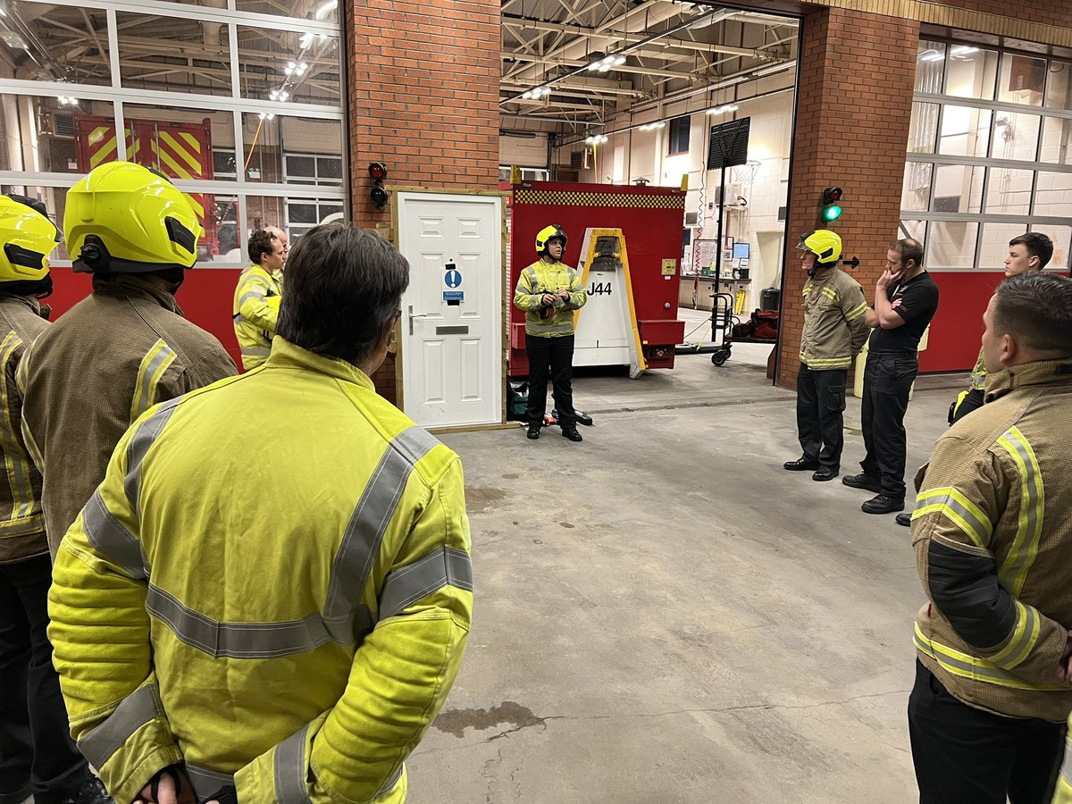 Green watch Kings Norton have been updating their method of entry training @WMFSHayMills our new equipment allows to make entry quickly, efficiently and with reduced damage.