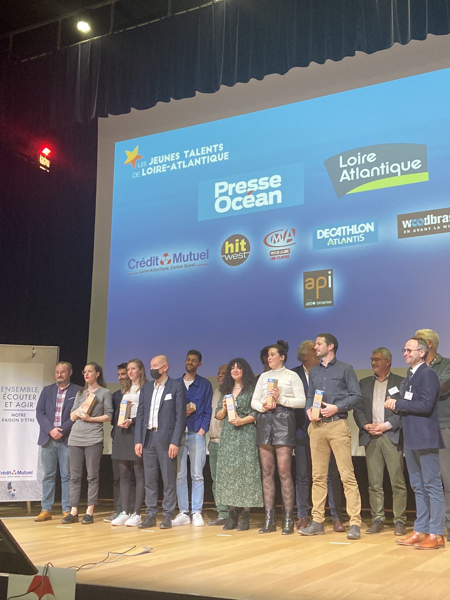 Team_ELLES's tweet photo. Luna, chargée du projet de prévention des violences sexuelles dans le sport remporte le trophée jeunes talents dans la catégorie « initiative sportive » ! 👏🏼🏆
@presseocean @loireatlantique
#parlezen https://t.co/MmSB4zV34O