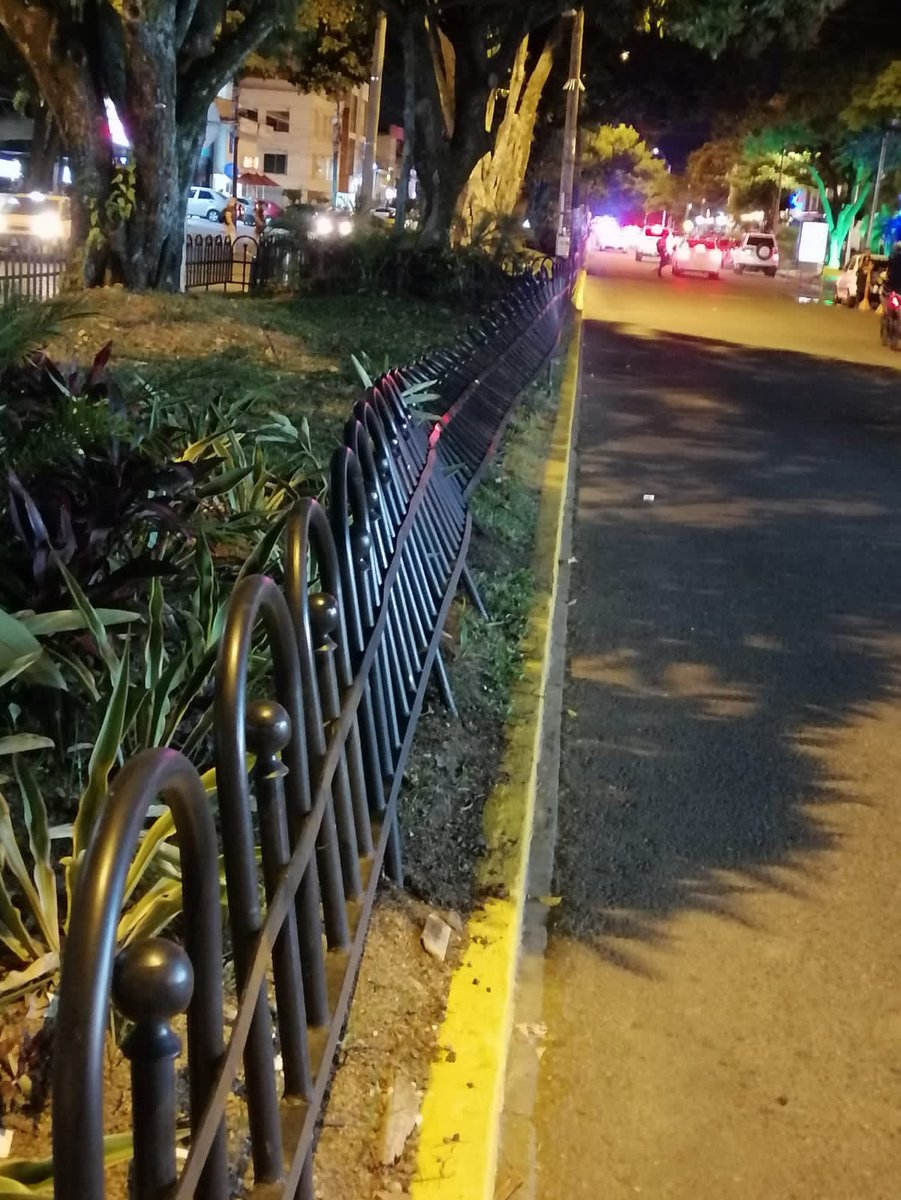 CWMasNoticias's tweet photo. Ya empezaron a dañarlas 🤦🤦🤦

Esto ocurrió en la Carrera 66 y las autoridades buscan a los responsables del daño. https://t.co/rQPxL95HO9