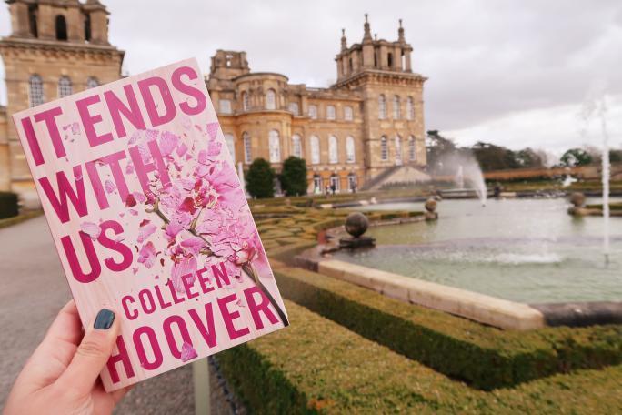 From Blenheim Palace, England 🏴󠁧󠁢󠁥󠁮󠁧󠁿, take a look at today's #GoodreadsWithAView! 📸 : sprinkle.of.jay on Instagram 📚 : @colleenhoover