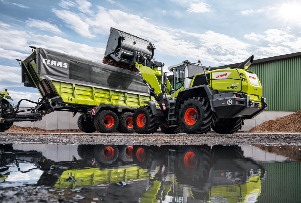 CLAAS_UK's tweet photo. A reflection of true power. 
The mighty TORION 1913. 
#claastorion #claaspower https://t.co/ErPn0kSHVj