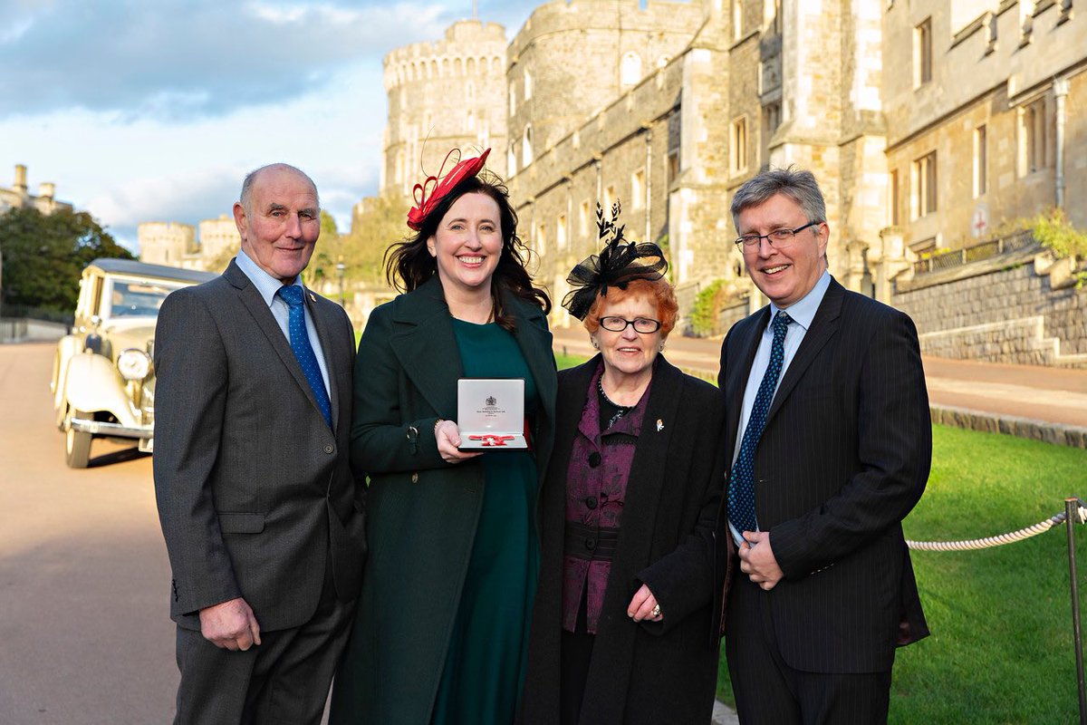 RachaelLoftus's tweet photo. Of all the unexpected turns of the last couple of years, this ranks highest for least anticipated!
It was an amazing privilege to fly the flag for #TeamShielding #TeamLeeds #TeamWestYorkshire at Windsor Castle and to share a few words with the Princess Royal about how we roll! https://t.co/ebfKdHXd6S