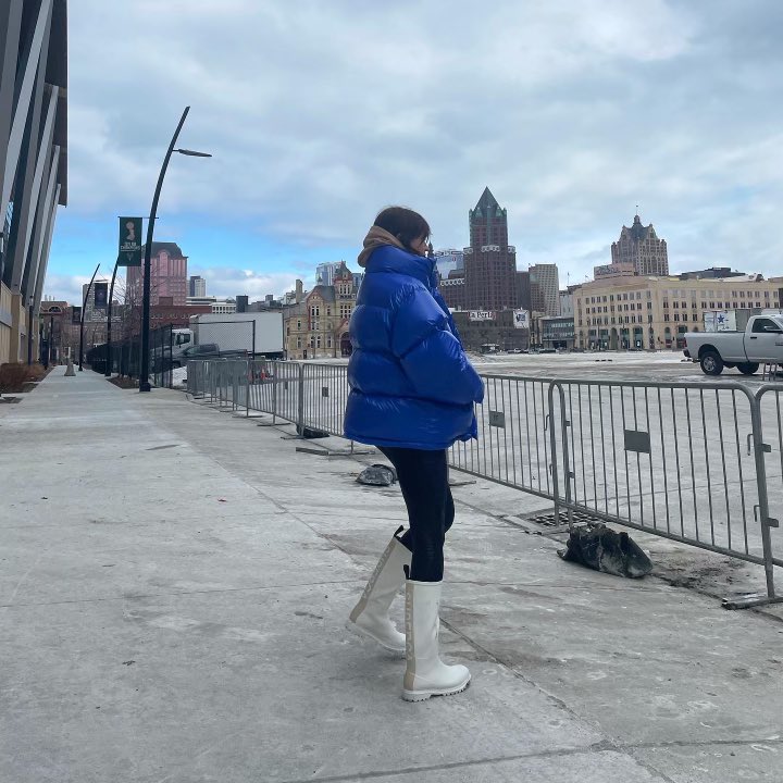 LoloZouai's tweet photo. Milwaukee who’s ready to levitate tonight?! #imlevitating #FutureNostalgiaTour https://t.co/j2TOJSuKc4